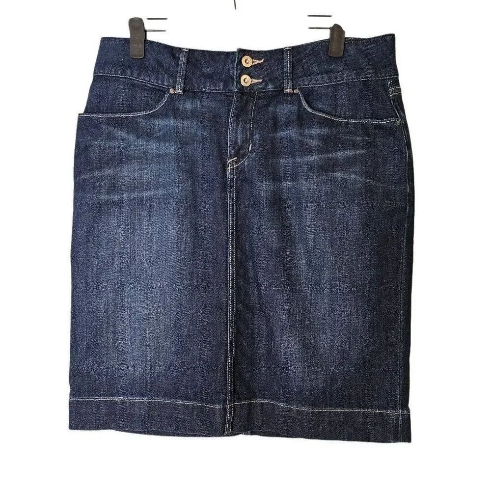 Banana Republic denim skirt. 8.